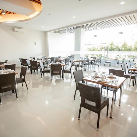 Whiz Prime Hotel Sudirman Makassar Ngoại thất bức ảnh