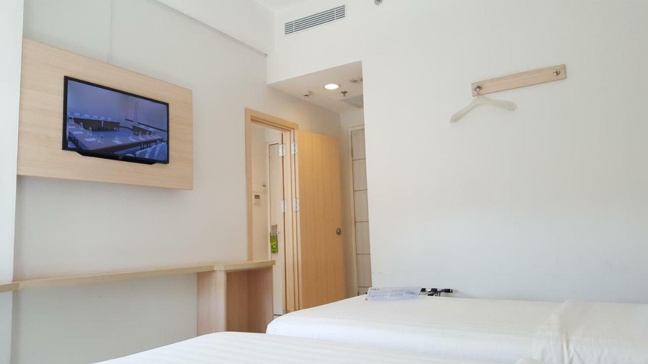 Whiz Prime Hotel Sudirman Makassar Ngoại thất bức ảnh